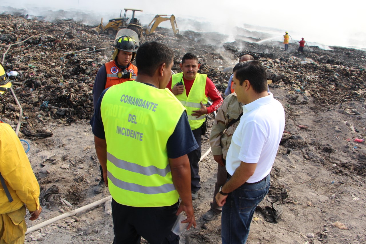 Combaten incendio del basurero municipal en Apatzingán
