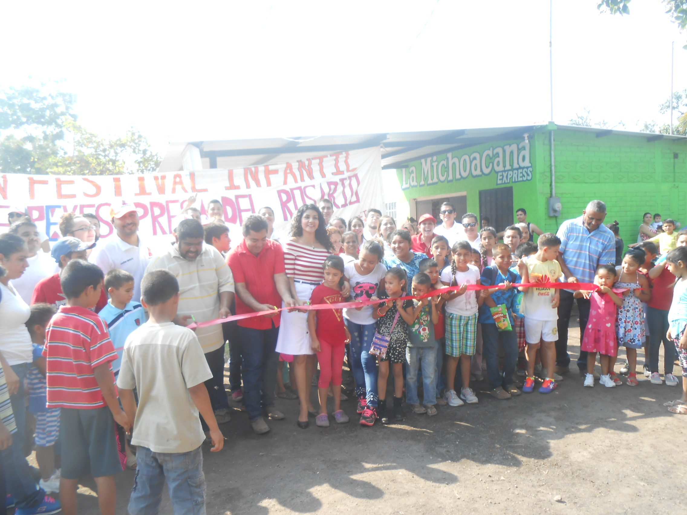 El Diputado Sergio Ochoa Vázquez, entrega juguetes en el medio Rural de Apatzingán