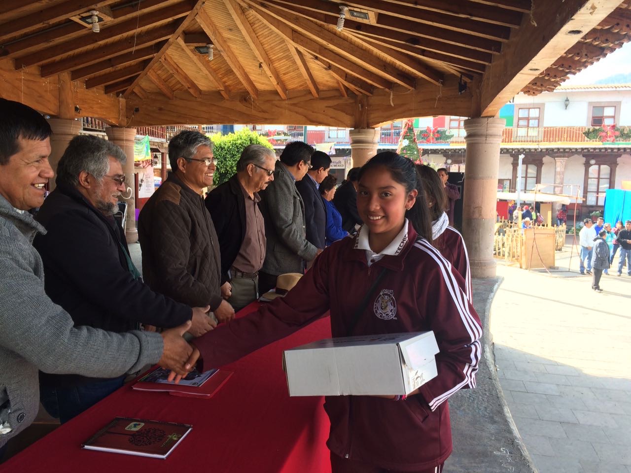 Apoya SEE con útiles escolares y calzado a 417 mil alumnos del nivel básico