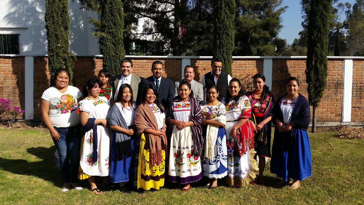 Becan a mujeres indígenas de Michoacán para que estudien posgrados
