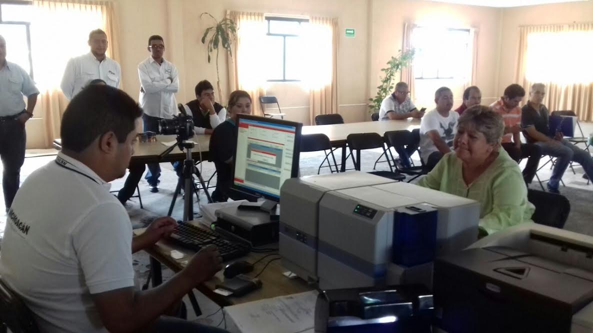 Acerca SFA el trámite de licencias a las y los michoacanos