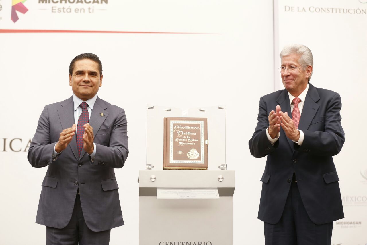 Recibe Gobernador facsimilar de la Constitución Política de 1917