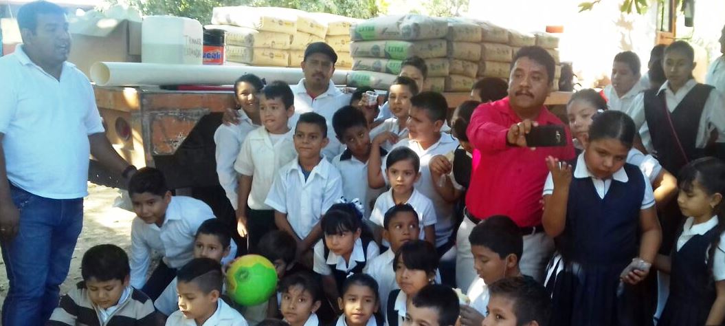 Diputado de Morena realiza la entrega de material de construcción a plantel educativo