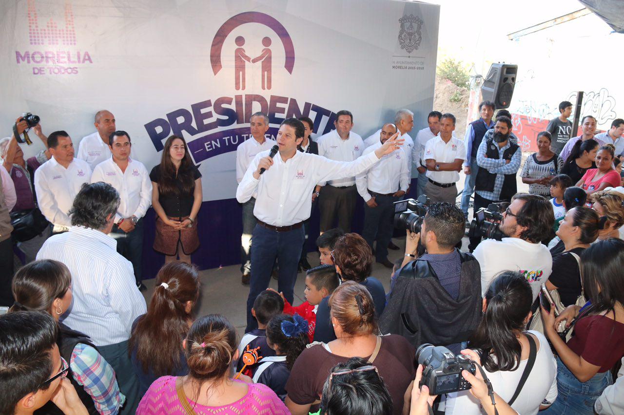 Alfonso Martínez acerca servicios a vecinos de la Colonia Quinceo