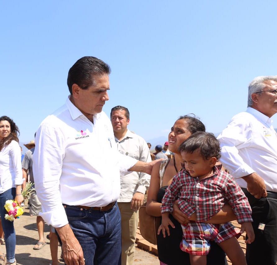 Ofrece Silvano Aureoles vivienda digna a familias de Coahuayana