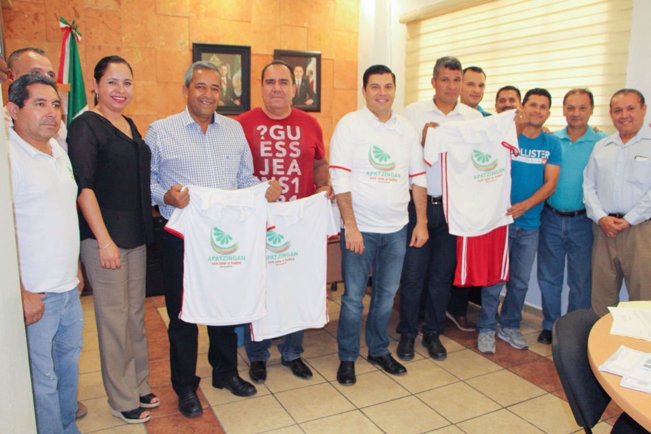 Entregan de uniformes a equipo de futbol en Apatzingán