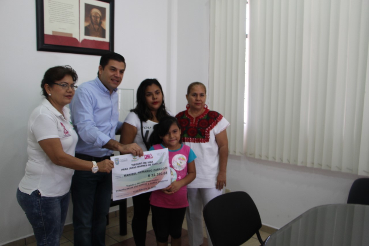 Niños y jóvenes reciben seguros de vida en Apatzingán
