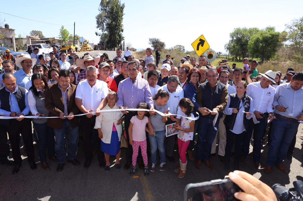 Inaugura Gobernador camino que conecta a Maravatío y Senguio