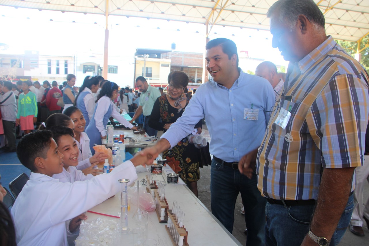 Jóvenes innovan proyectos durante Feria de la Ciencias y Tecnologías en Apatzingán