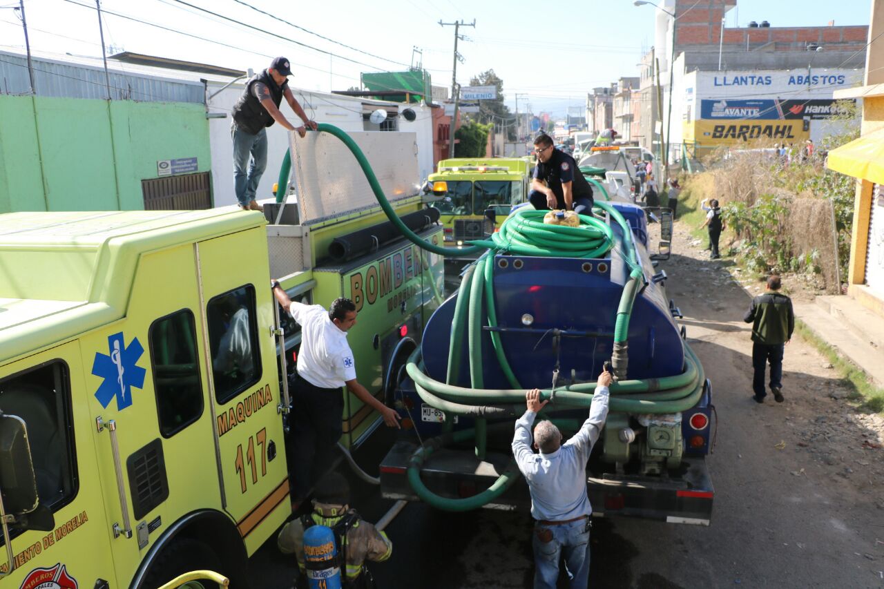 Protección Civil y Bomberos de Morelia controla incendio en bodega del Mercado de Abastos