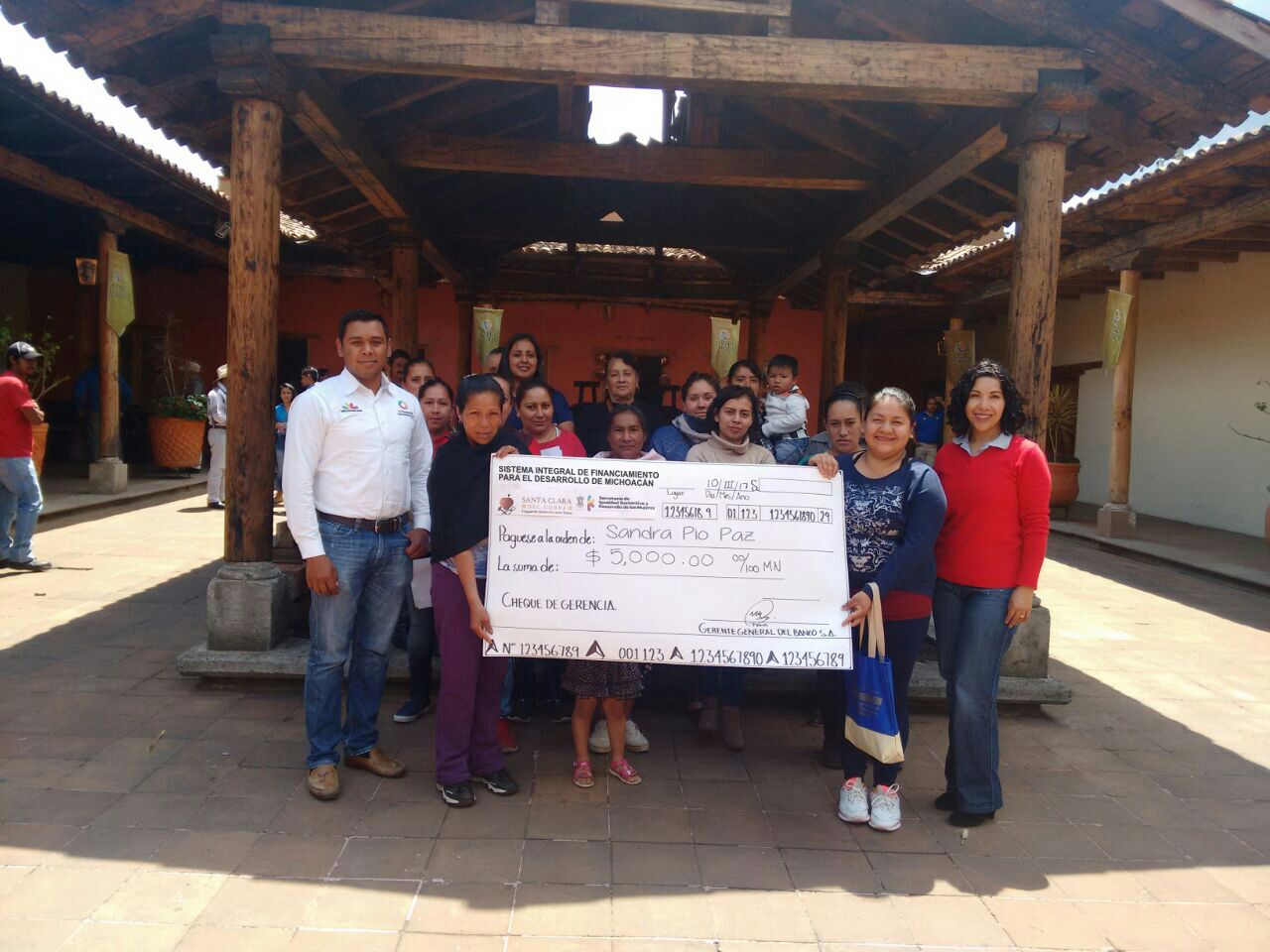 Entregan créditos de Palabra de Mujer en Paracho y Salvador Escalante