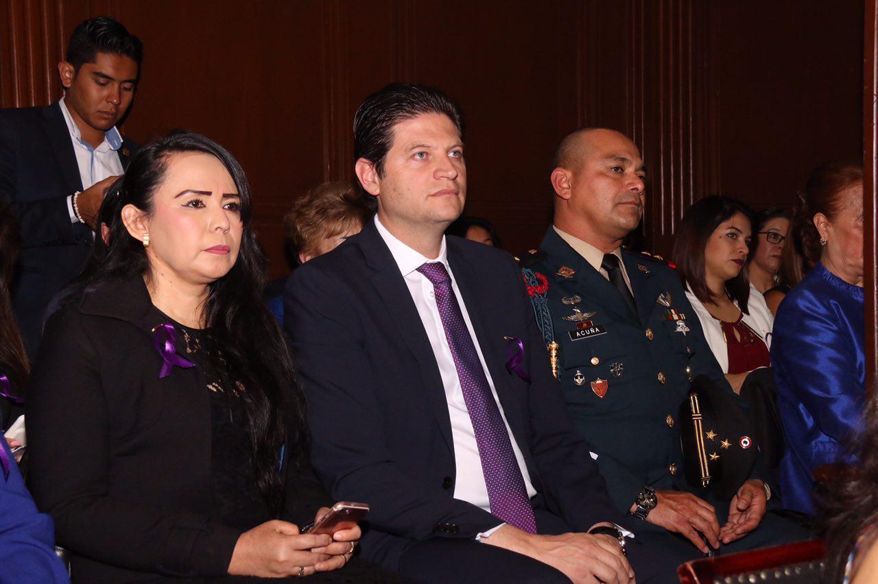 Acude Alfonso Martínez a entrega de condecoración “Michoacanas por Michoacán”