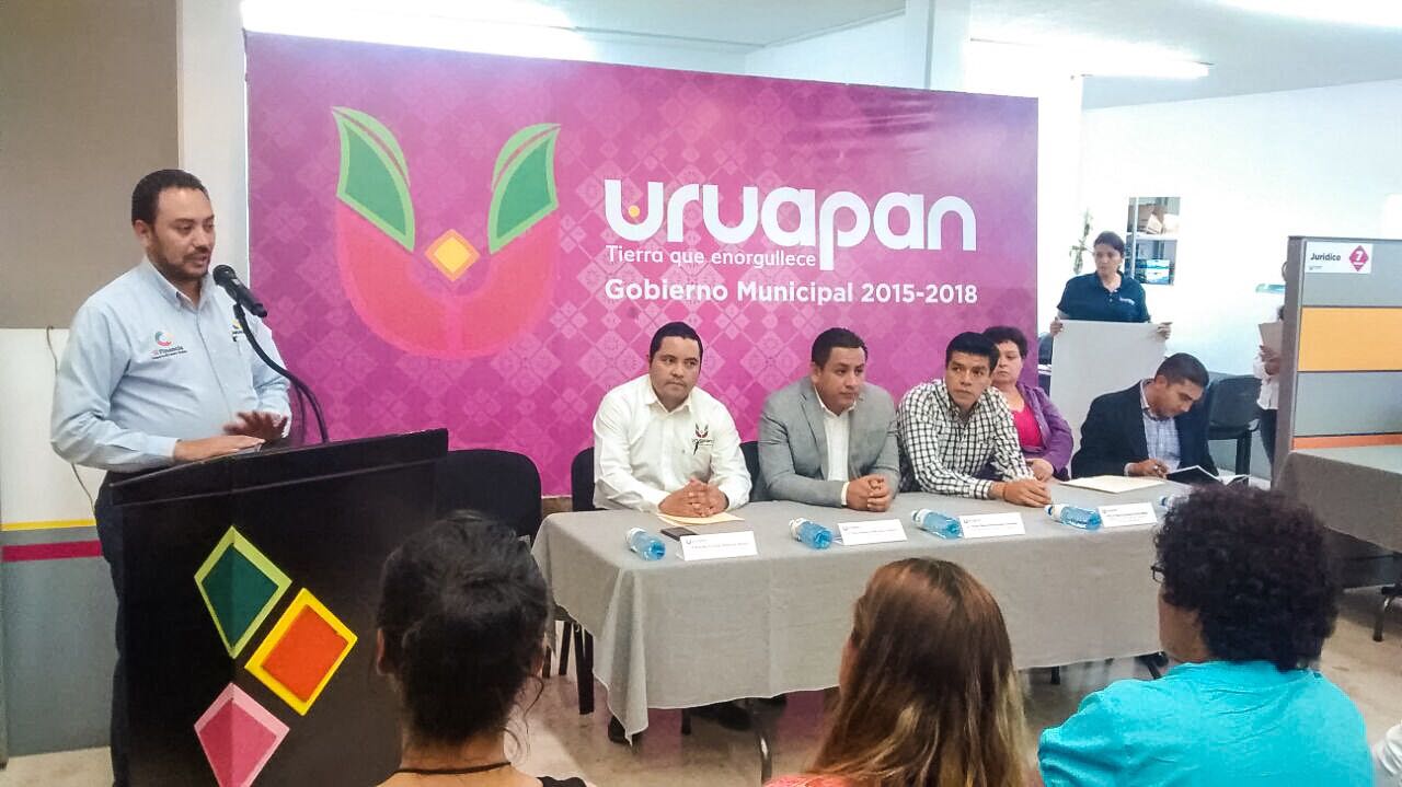 Entregan créditos de Palabra de Mujer en Uruapan