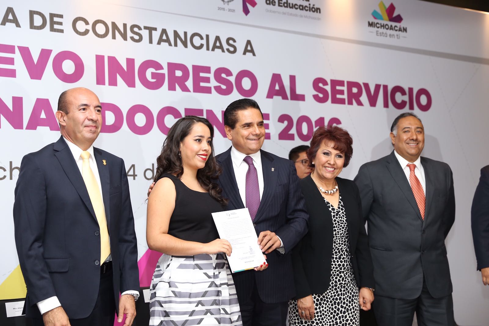 Entrega Gobernador constancias a docentes de nuevo ingreso al Servicio Profesional Docente 2016