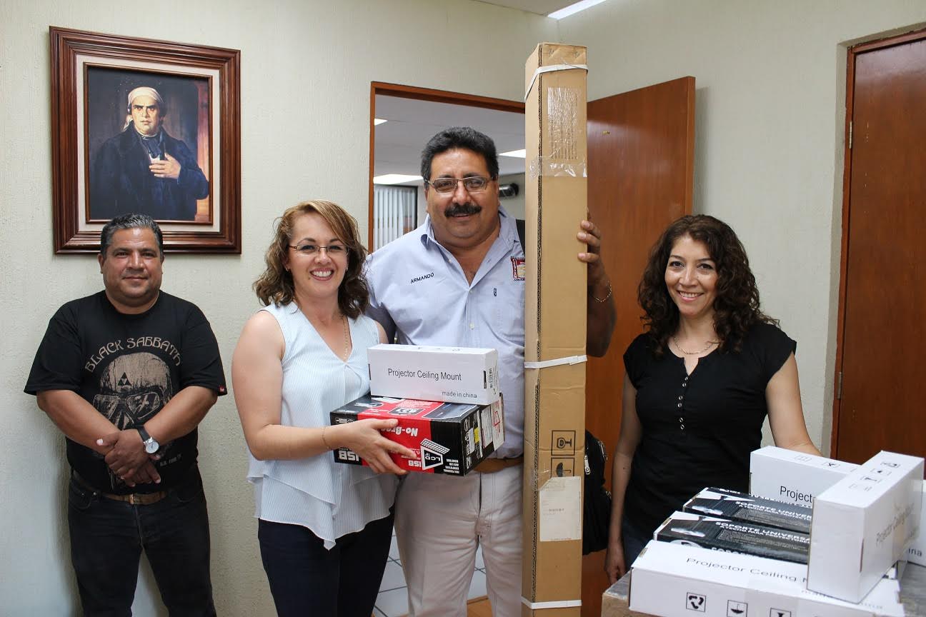 Entregan equipamiento a planteles del Cobaem