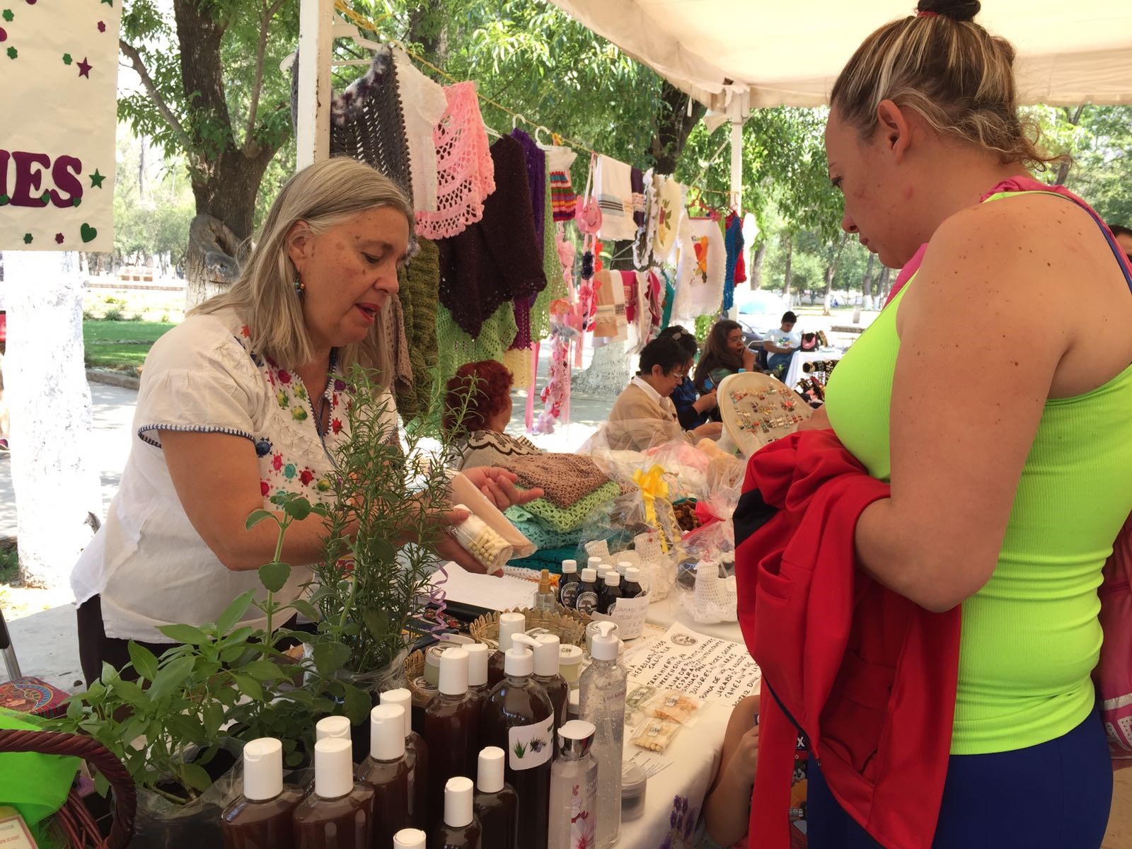 Gran ambiente en Bazar de Mujeres Morelianas del IMUMO