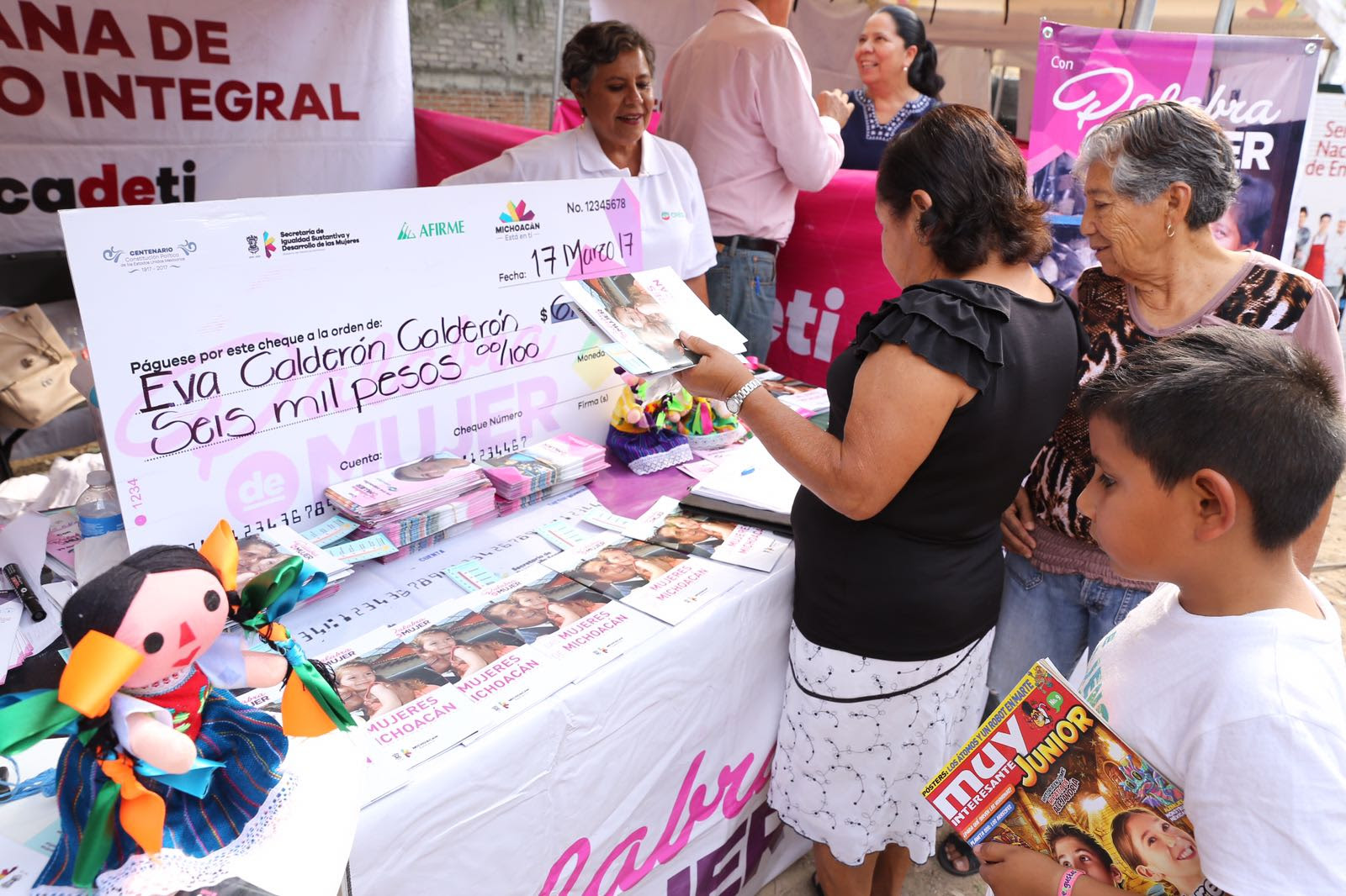 Cumple Gobierno del Estado con apoyos en la Jesús Romero Flores