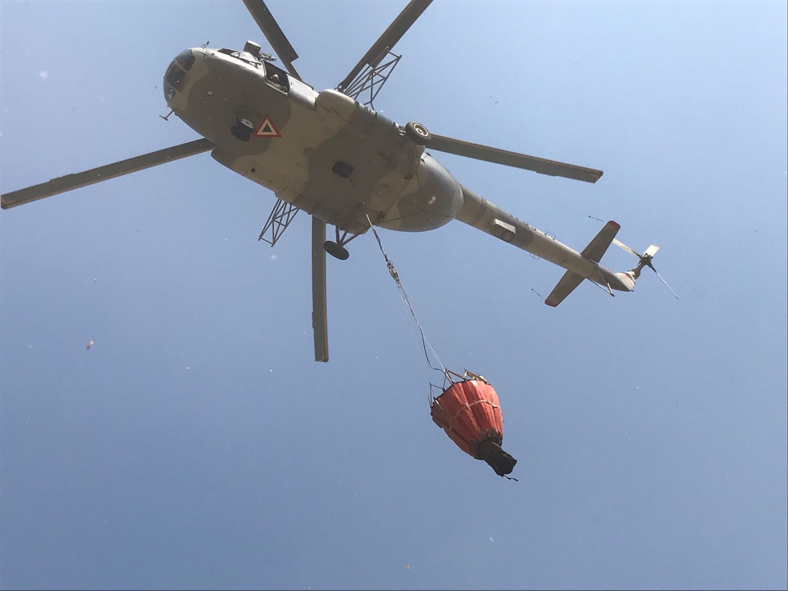 Helicóptero de Sedena apoya a Conafor en combate de incendios forestales