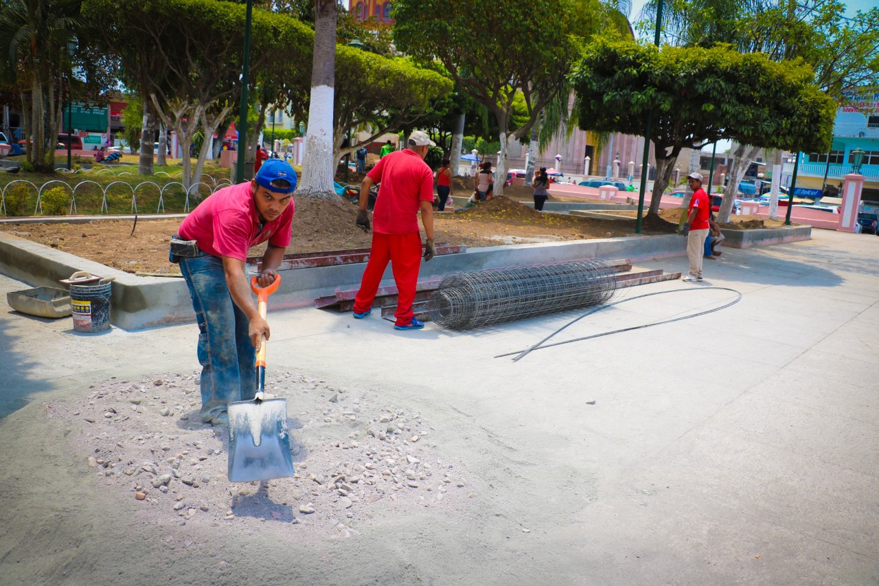 Continúa remodelación de plaza “Los Constituyentes”