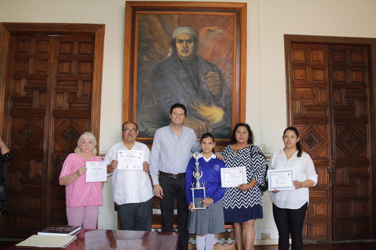 Reconoce Alfonso Martínez esfuerzo académico de la estudiante Alexa Delgado Torres