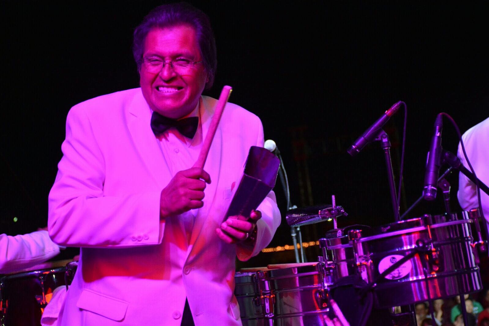 La Sonora Santanera pone a bailar a todos en el Teatro del Pueblo