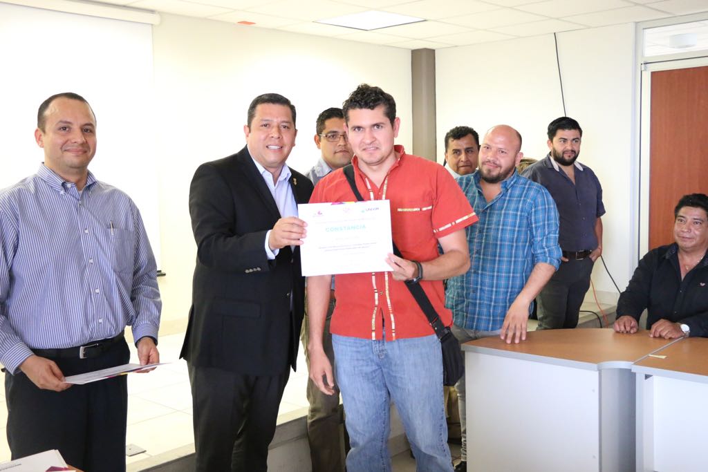 Reconoce Telebachillerato Michoacán excelente de uno de sus docentes