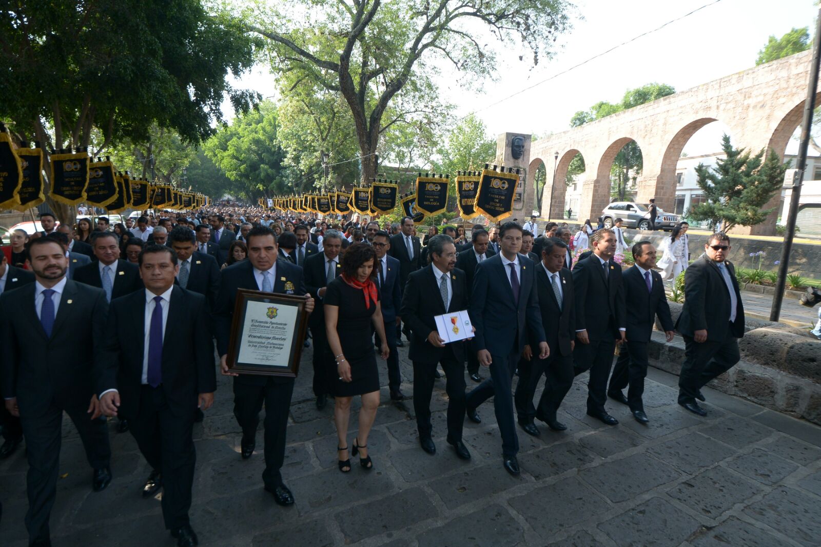 En Bando Solemne, autoridades municipales y nicolaitas depositan presea Generalísimo Morelos en Colegio de San Nicolás