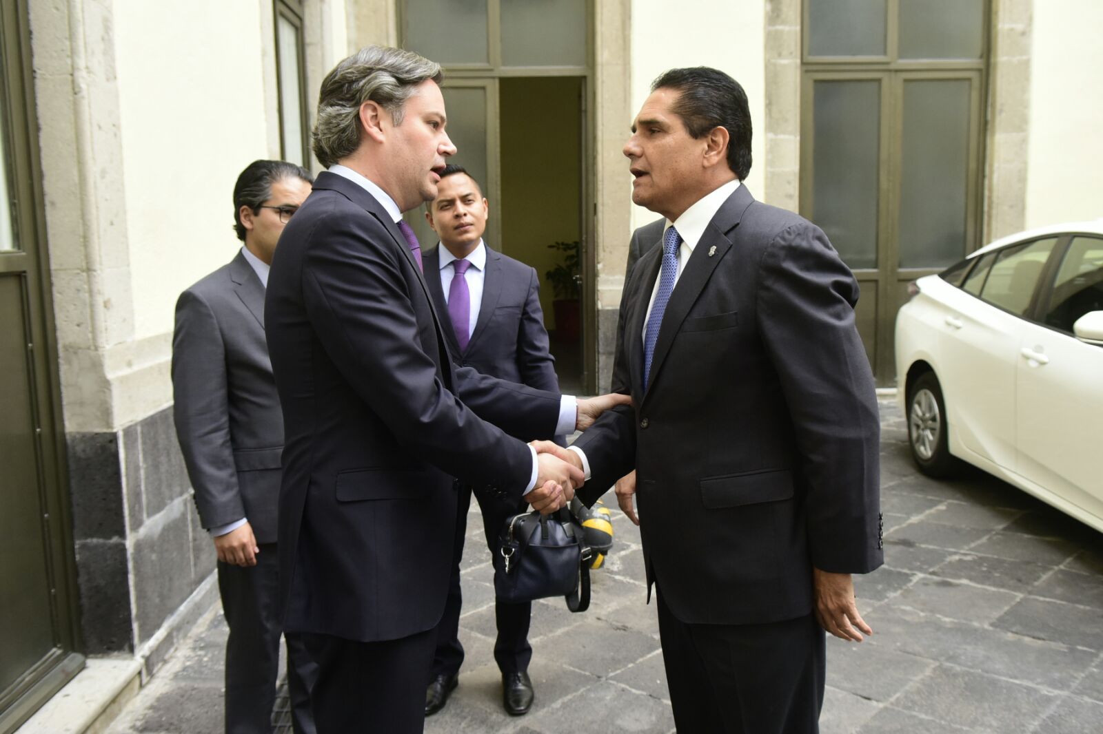 Educación, tema vigente en mi agenda: Silvano Aureoles