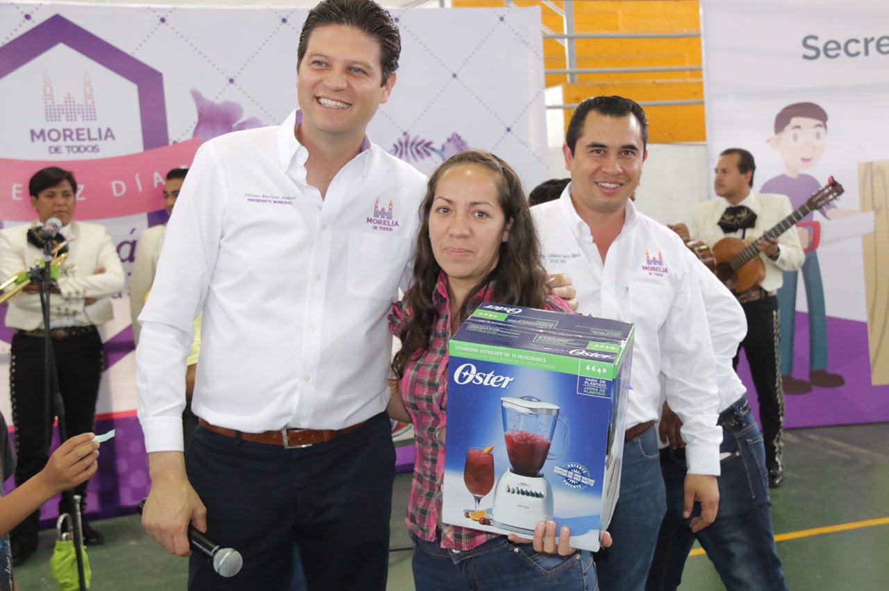 Alfonso Martínez festeja a mamás de la colonia Mariano Escobedo