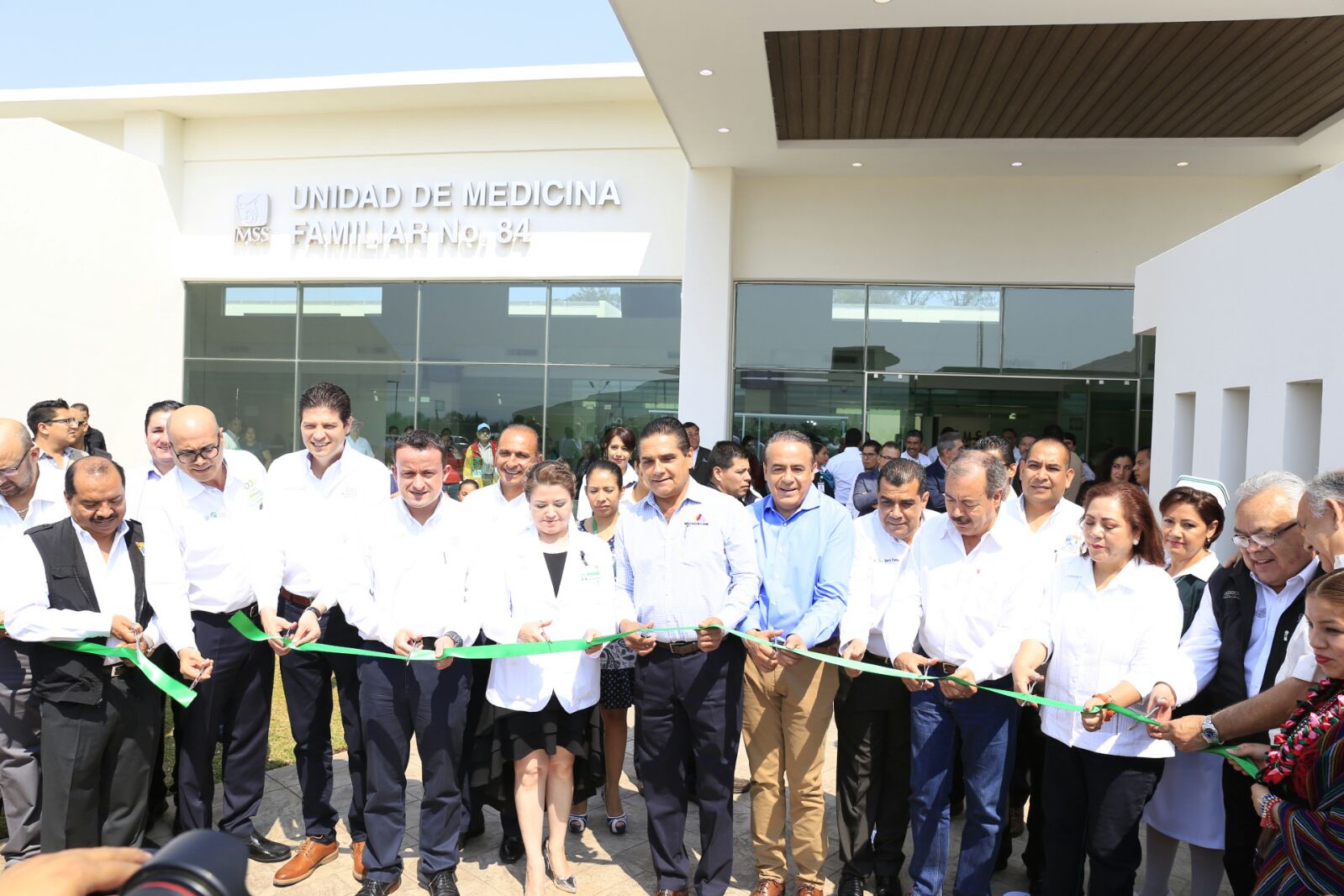 Inauguran Gobernador y director general del IMSS Unidad de Medicina Familiar No. 84 en Tacícuaro