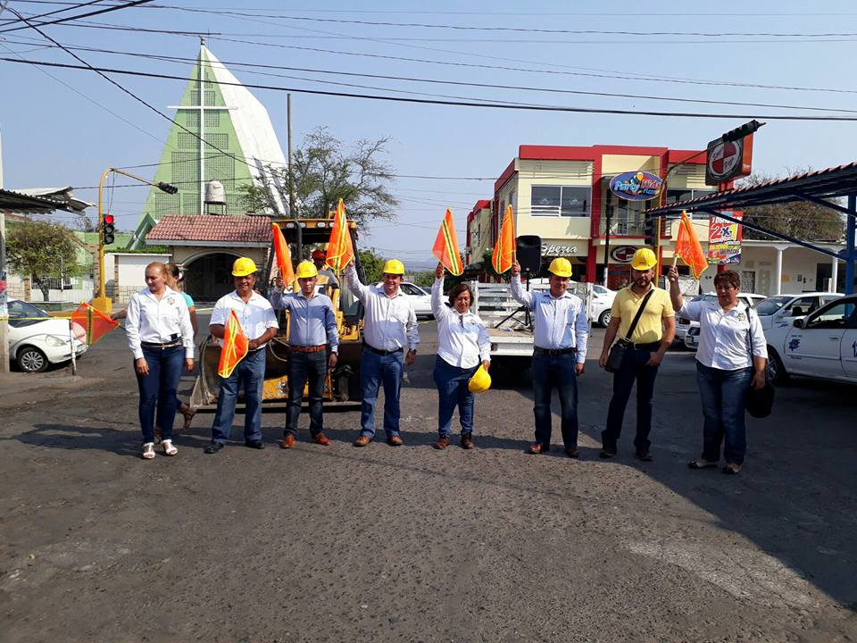 Rehabilitan calle principal de Múgica e impulsan otras obras