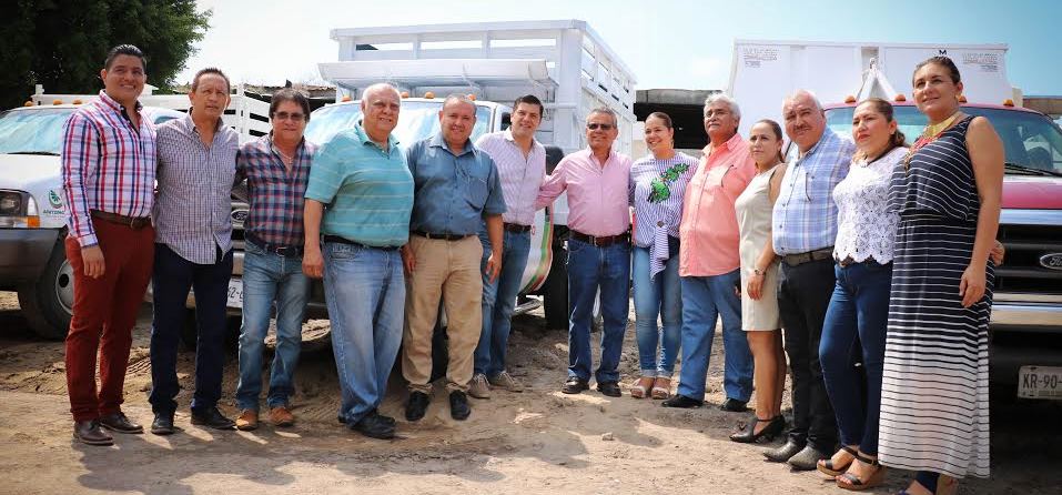 En Apatzingán, entrega alcalde 5 unidades y 10 contenedores para aseo público Con una inversión de 1.4 millones de pesos
