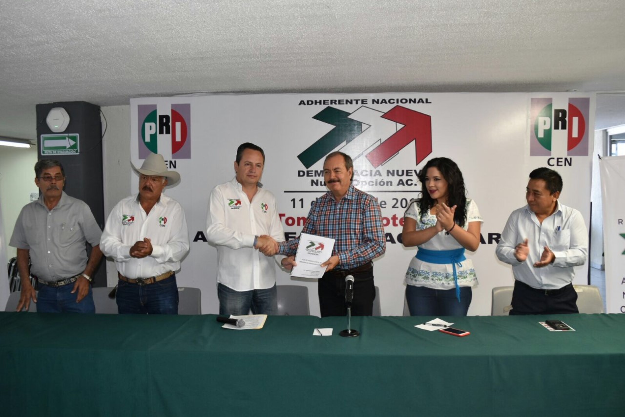 Víctor Silva toma protesta a integrantes de Democracia Nueva, A. C.