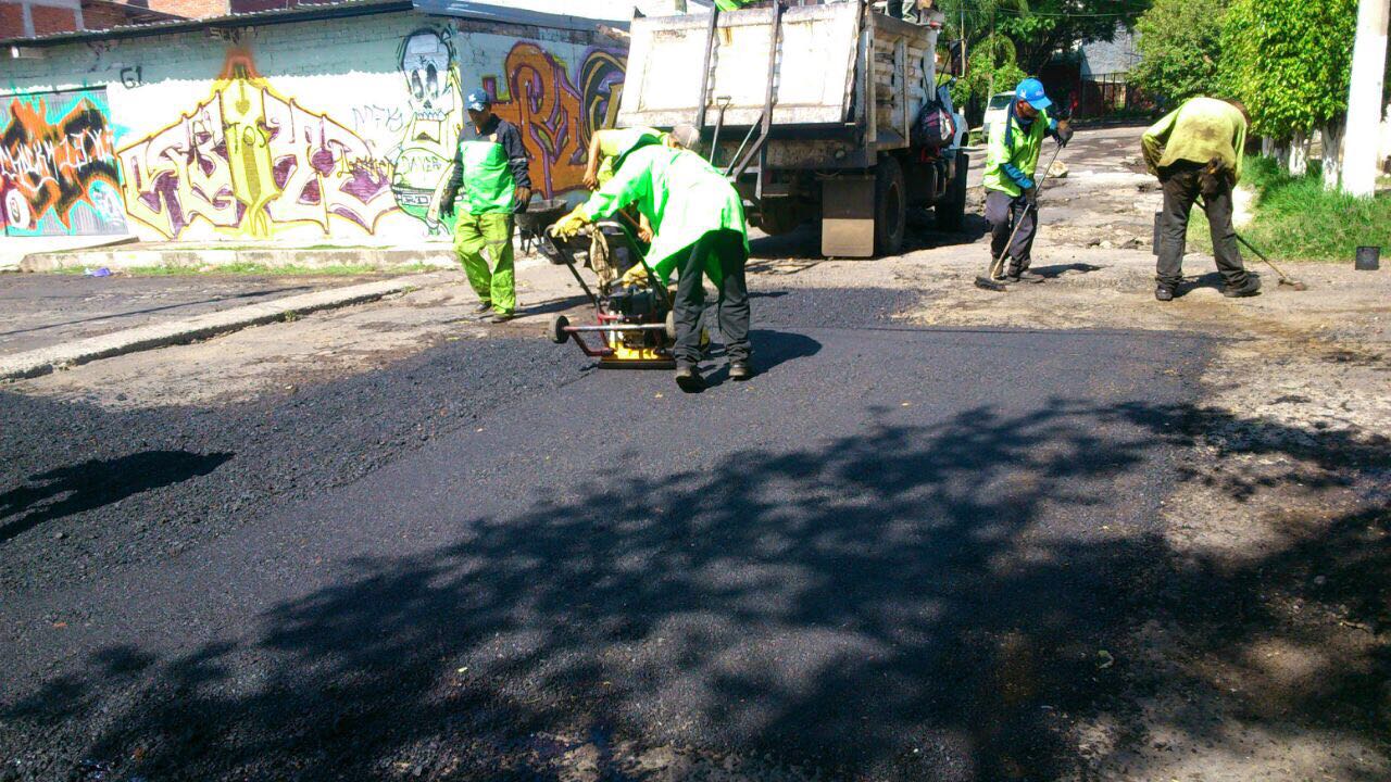Brigadas de bacheo redoblan esfuerzos en la colonia Eduardo Ruiz
