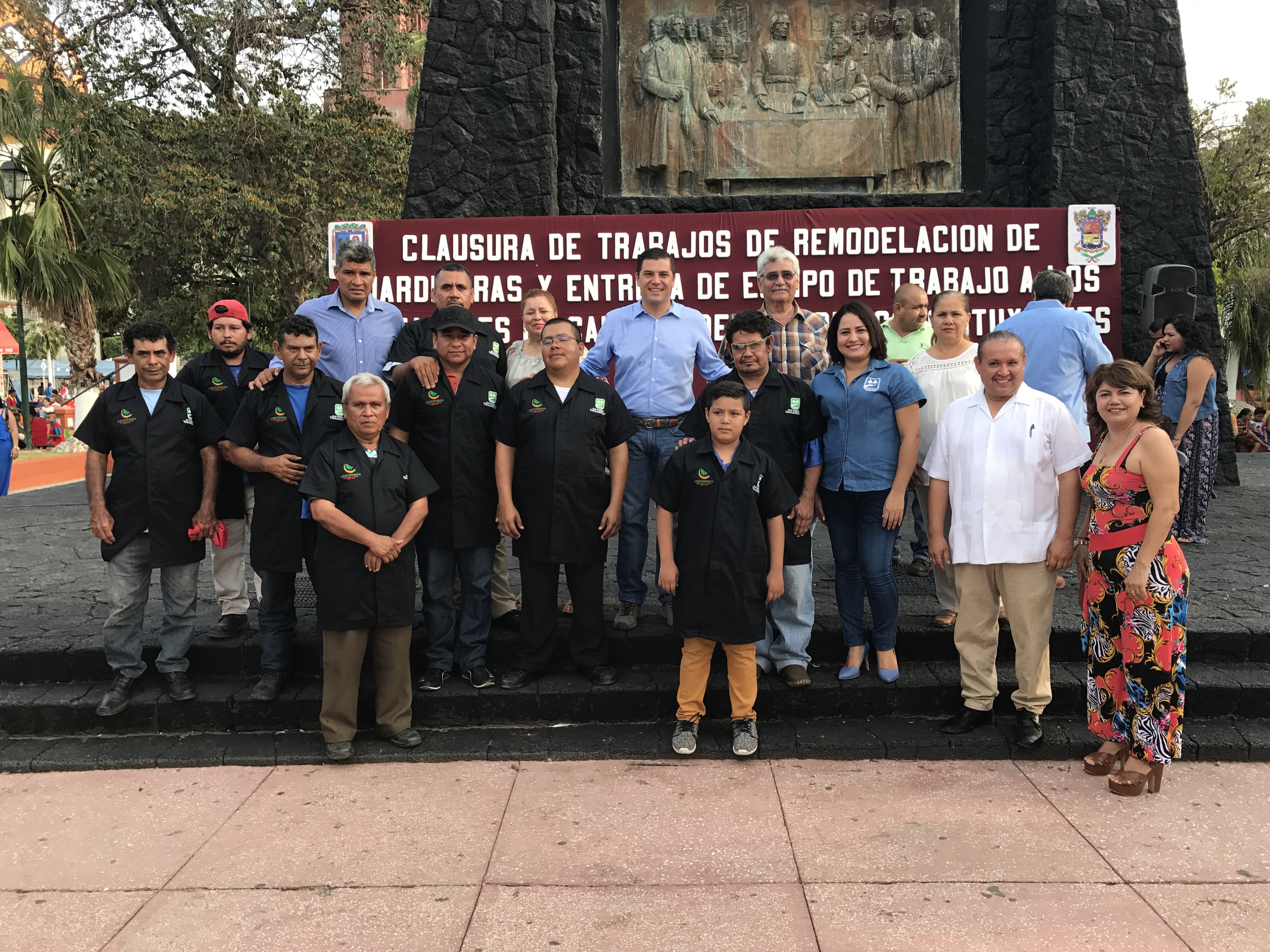 Entregan remodelación de plaza los constituyentes en Apatzingán