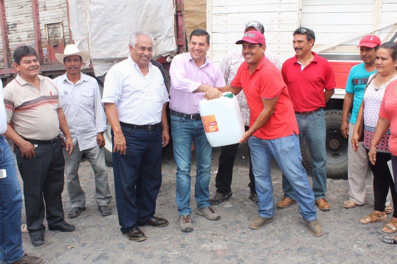 Entregan fertilizante orgánico para campesinos de la zona rural