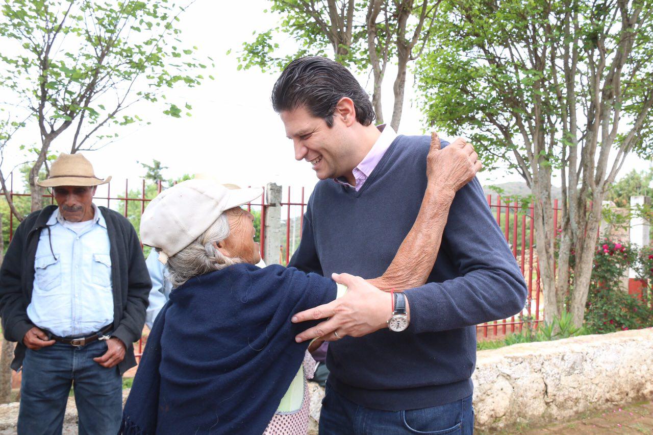 Alfonso Martínez cumple apoyos a comunidades de Morelia