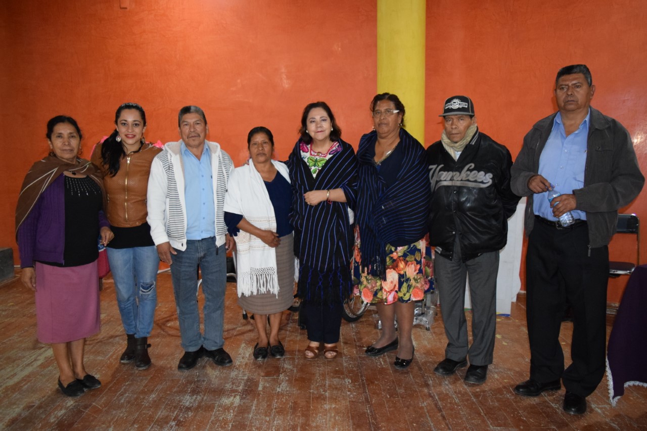 Rocío Pineda fue recibida en Cherán por integrantes del Consejo Mayor.