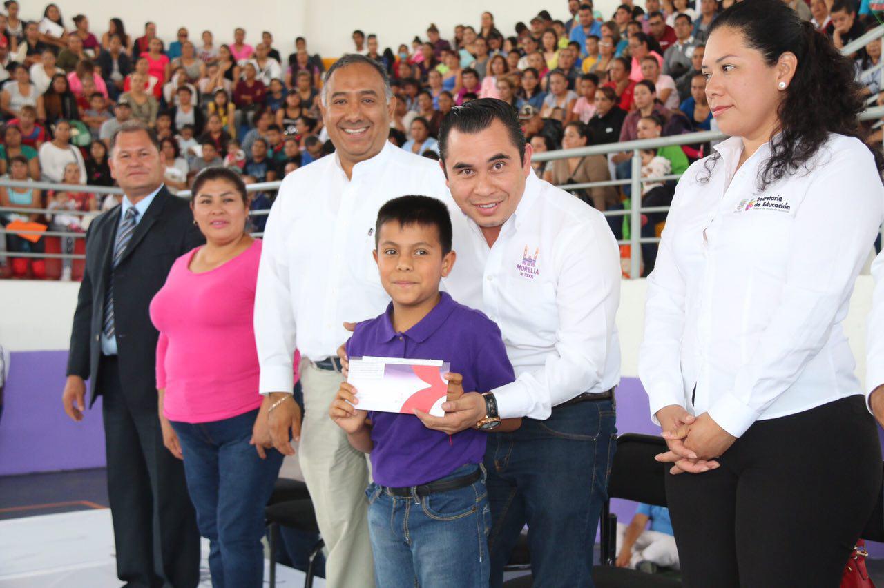 Alfonso Martínez entrega cerca de 5 millones de pesos en Becas a mil 608 niños morelianos