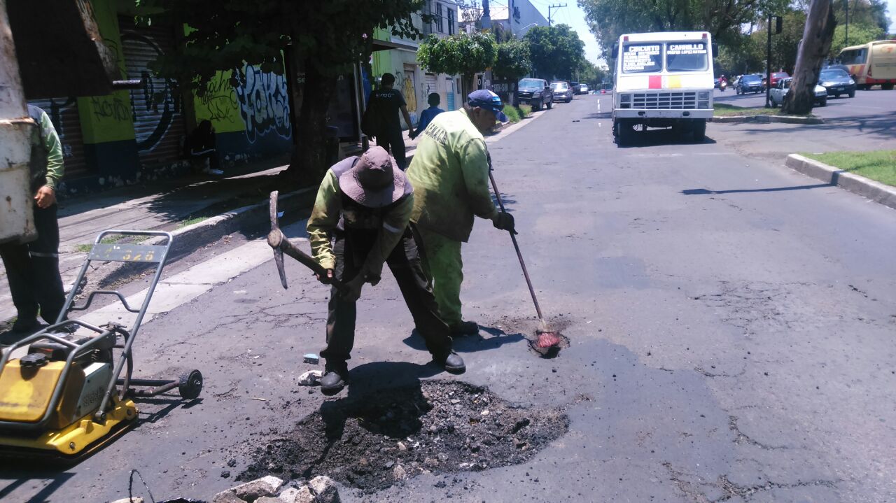 Secretaría de Desarrollo Metropolitano e Infraestructura implementa jornada intensa de bacheo en Madero Poniente