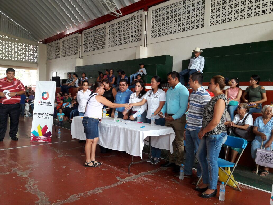 Entregan microcréditos de Palabra de Mujer en La Huacana