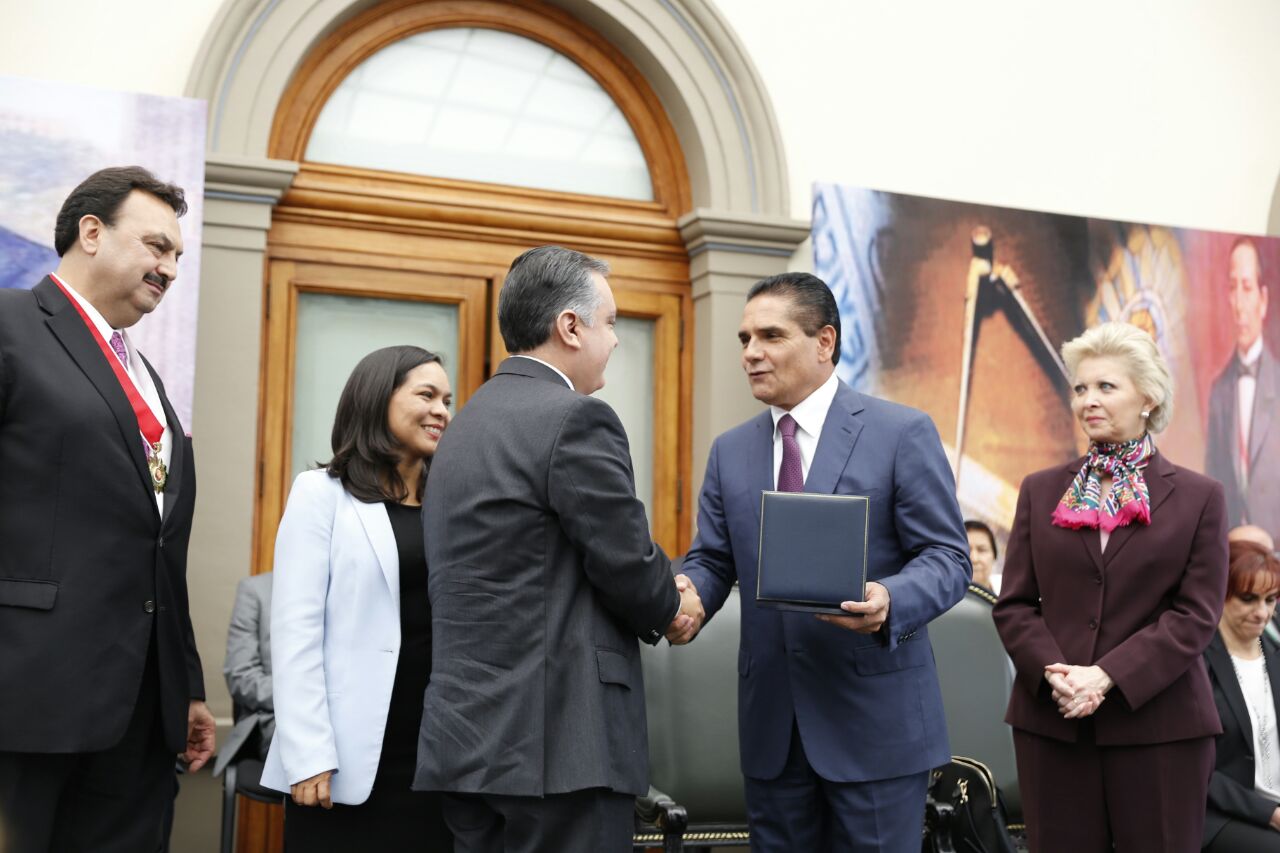 Es tiempo de construir con base a instituciones, no a individualismos: Silvano Aureoles