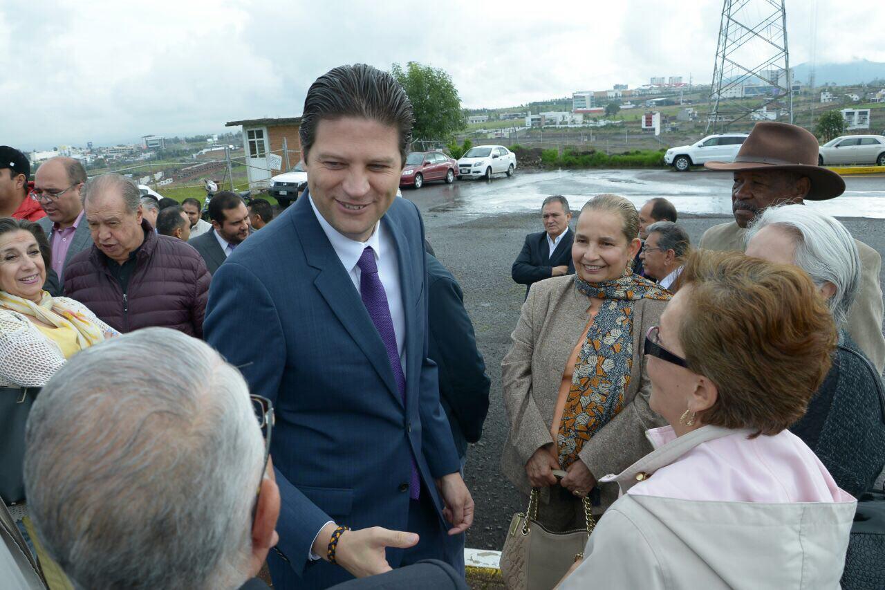 Encabeza Alfonso Martínez depósito de ofrenda floral por Aniversario del Natalicio de Amalia Solórzano