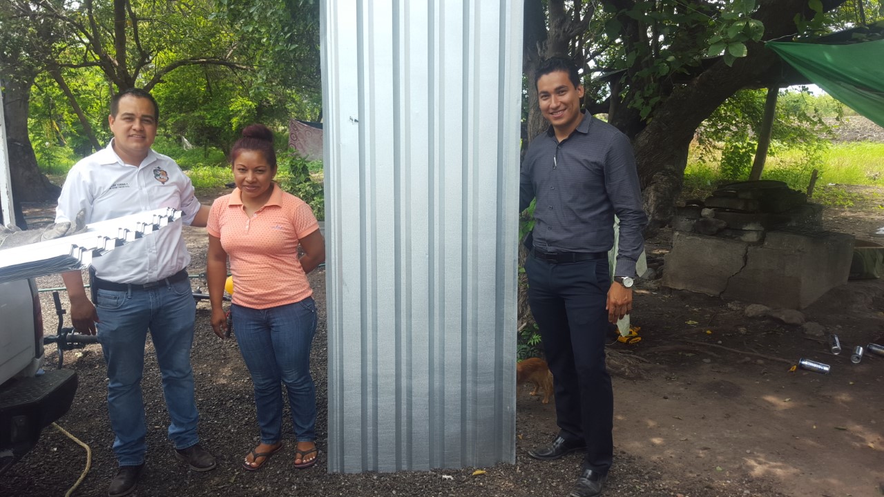 En Múgica gobierno municipal entrega láminas a familias de escasos recursos económicos