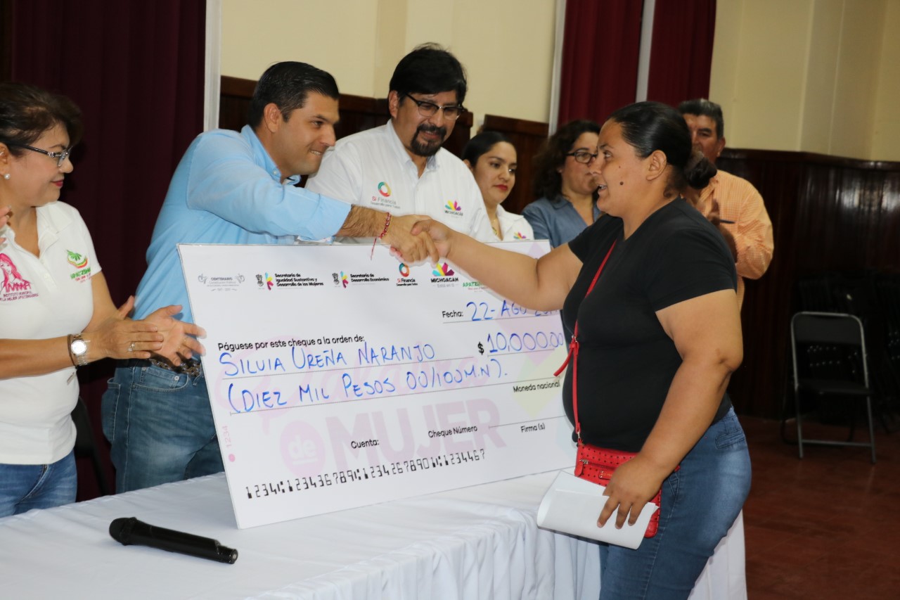 Con recursos municipales entregan prestamos “Palabra de Mujer”