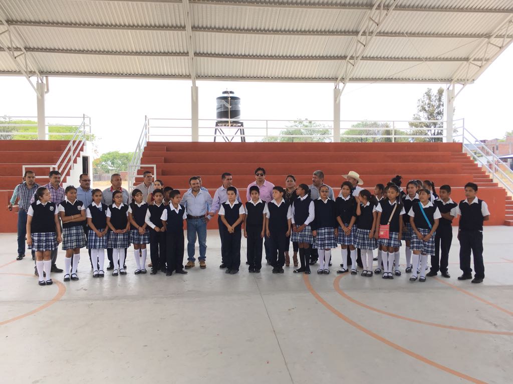 Trabajar en equipo insta Fidel a padres de familia, niños y autoridades