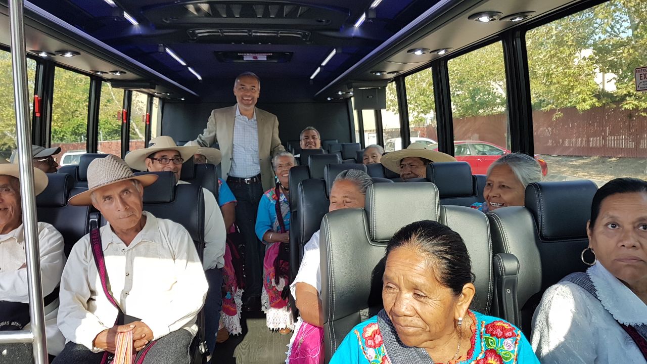 Con Palomas Mensajeras, adultos mayores de Caltzontzin se reencuentran con su familia en California