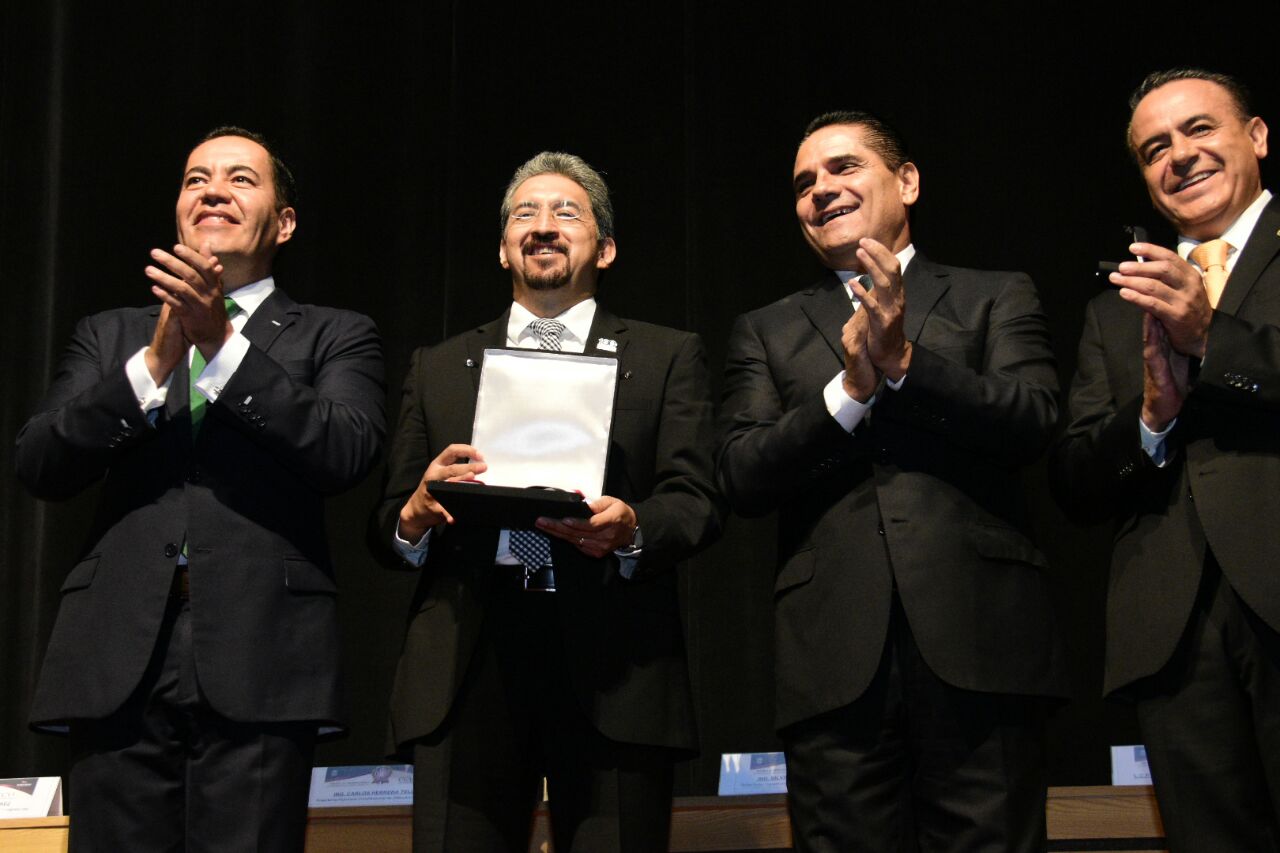 Otorga Gobernador Presea al Mérito Cívico Suprema Junta Nacional Americana a UMSNH
