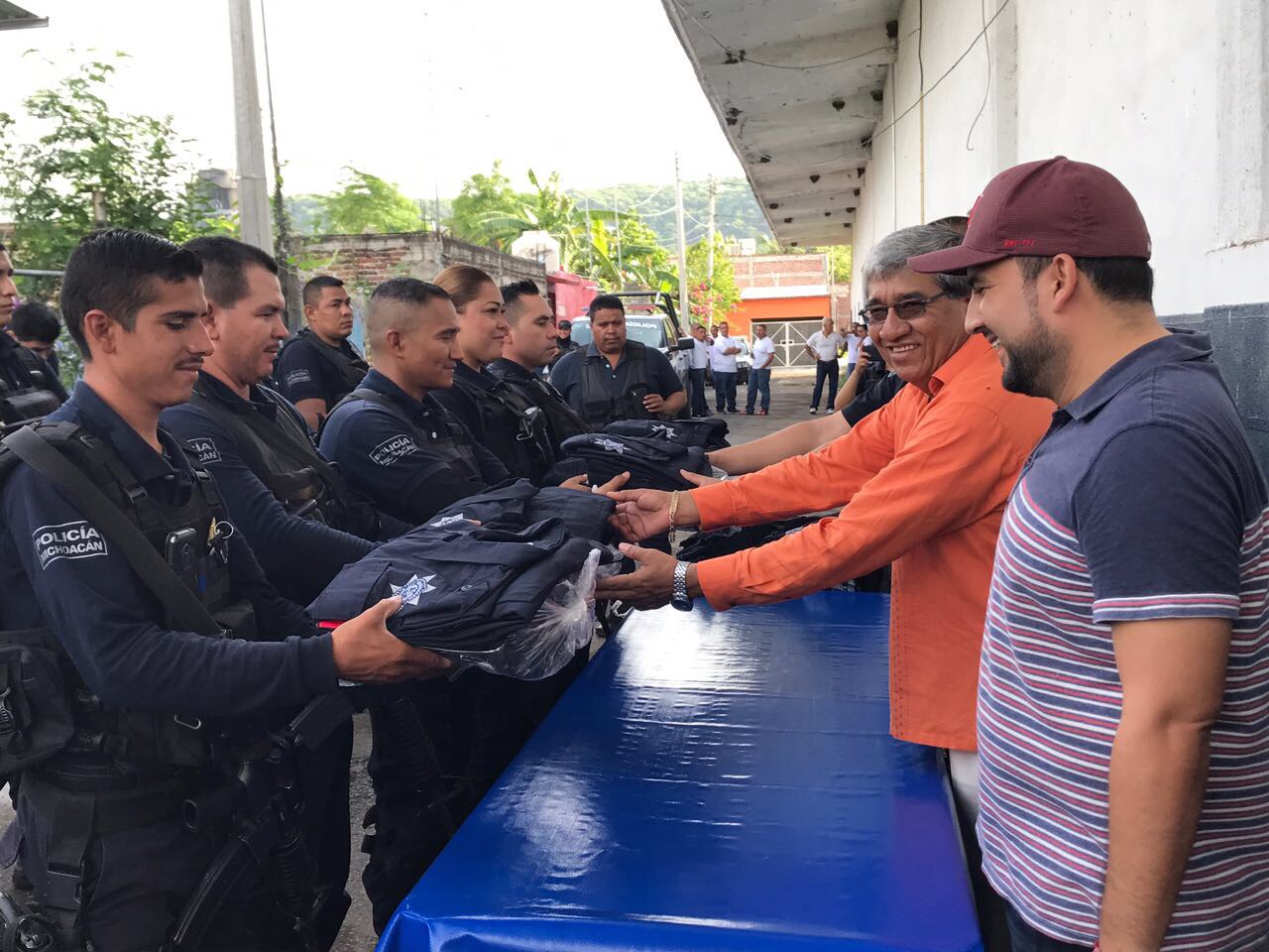 Entregan uniformes a elementos de la Policía Michoacán. En Apatzingán
