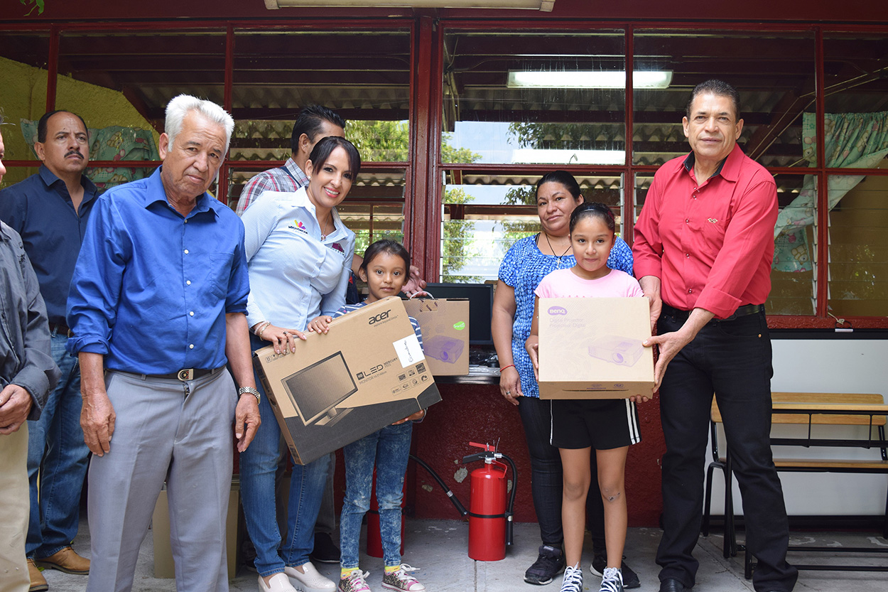 Entrega IIFEEM mobiliario y equipamiento a Primaria de Ecuandureo